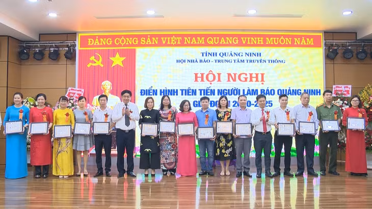Nhiều cá nhân, tập thể được nhận giấy khen của Chủ tịch Hội Nhà báo, Giám đốc Trung tâm Truyền thông tỉnh