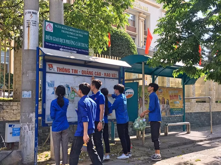 Đoàn thanh niên phường Trung (TP Cẩm Phả) tham gia vệ sinh bóc xóa các biển quảng cáo rao vặt miễn phí