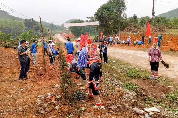 Cán bộ, nhân dân xã Quảng Lâm tham gia trồng hoa, cây xanh tạo cảnh quan tuyến đường trục chính của xã.