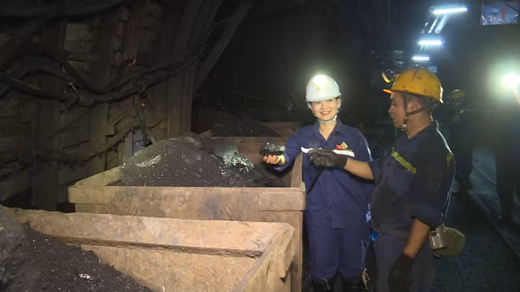 Nữ Đại biểu hỏi thăm sức khỏe công nhân trực tiếp khai thác dưới hầm lò