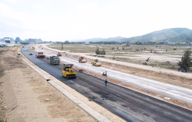 Dự án tuyến đường trục chính trung tâm khu đô thị Cái Rồng đang được các nhà thầu đẩy nhanh tiến độ thi công, dự kiến hoàn thành cuối tháng 9/2020, tạo ra hệ thống giao thông kết nối đồng bộ.