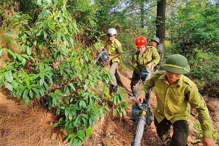 Ban CHQS TP tích cực tham gia chữa cháy.