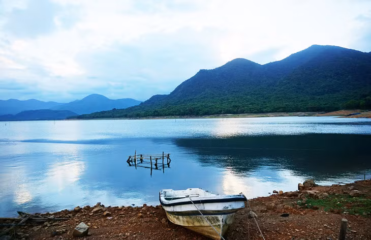 Uốn mình giữa dãy núi An Tượng xanh ngắt, hồ Núi Một sở hữu không gian khoáng đạt, yên bình. Người dân ví von mặt hồ giống như đôi mắt xanh biết, đẹp dịu dàng và mơ màng của 