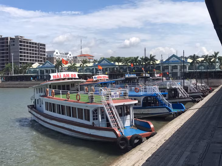 Hiện nay các tàu du lịch trên vịnh Hạ Long đều phải mua nước sạch từ các đơn vị trung gian. 