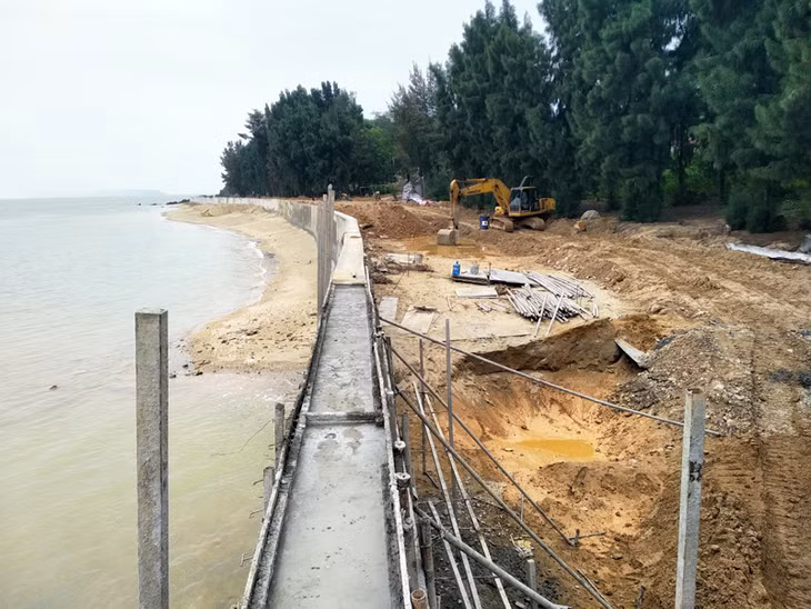 Thi công dự án kè bao biển tại xã Cái Chiên.