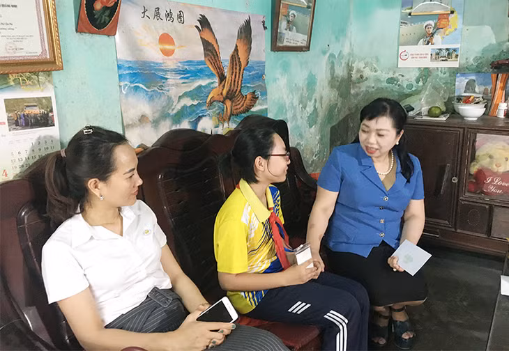  Bà Phạm Thị Cúc, Giám đốc Công ty CP Tâm Đức Cẩm Phả trao kinh phí hỗ trợ cho em Đào Hiền Thanh, trường THCS Bái Tử Long, TP Cẩm Phả