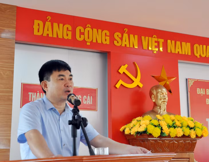 Đồng chí Ngô Hoàng Ngân, Phó Bí thư Thường trực Tỉnh ủy, Đại biểu HĐND tỉnh Khóa XIII thông tin tới cử tri TP Móng Cái về nội dung, chương trình Kỳ họp thứ 18, HĐND tỉnh Khóa XIII.