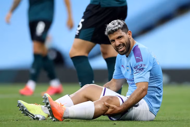 Aguero dính chấn thương đầu gối
