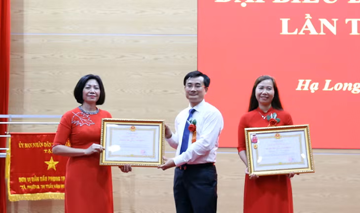 Đồng chí Nguyễn Anh Tú, Phó Bí thư TT Thành ủy trao Huân chương lao động cho tập thể trường THCS Trần Quốc Toản và cô giáo Đỗ Thị Liễu - Hiệu trưởng trường TH Lê Hồng Phong