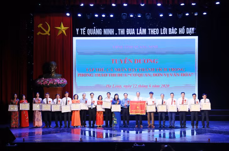 Đồng chí Đặng Huy Hậu, Phó chủ tịch Thường trực UBND tỉnh trao bằng khen cho các tập thể, cá nhân có thành tích trong phong trào thi đua cơ quan, đơn vị văn hóa