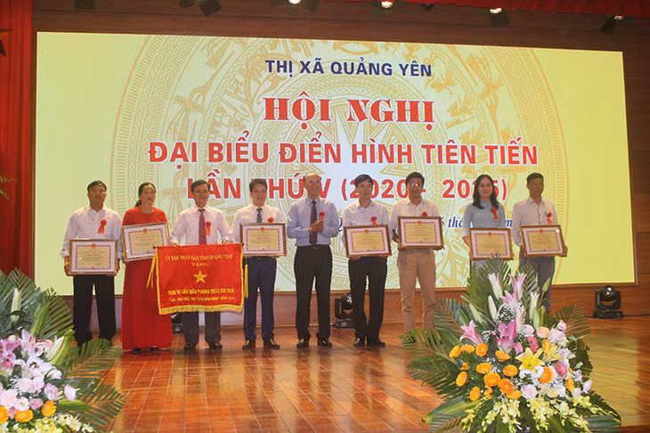 Các tập thể và cá nhân vinh dự được nhận cờ thi đua, bằng khen vì có thành tích xuất sắc trong phong trào thi đua yêu nước, xây dựng “Xã, phường, thị trấn văn minh” của UBND tỉnh.