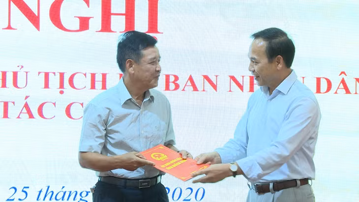 Đồng chí Đặng Huy Hậu, Phó Chủ tịch Thường trực UBND tỉnh trao quyết định điều động bổ nhiệm 
