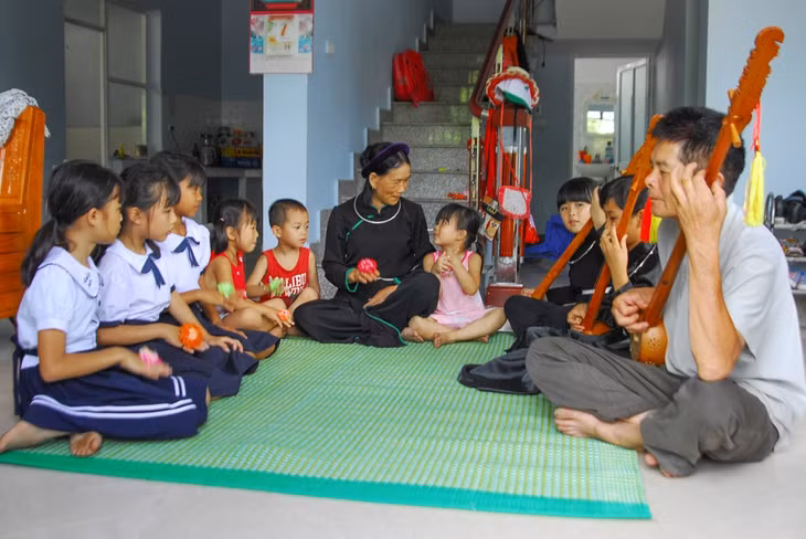 Một buổi sinh hoạt của CLB hát then, đàn tính của Nghệ nhân Hoàng Thị Viên (thôn Nà Làng, xã Tình Húc, huyện Bình Liêu).