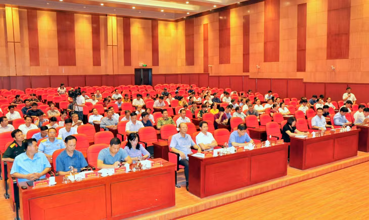 Quang cảnh buổi tiếp xúc cử tri tại TX Quảng Yên.
