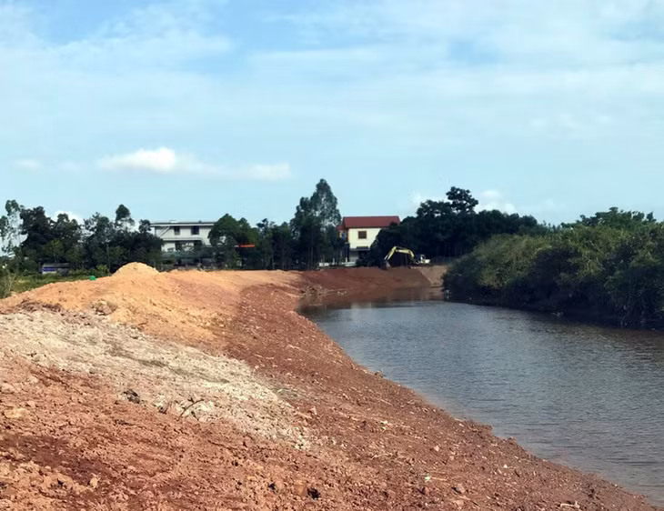 Đê thôn 2, xã Đường Hoa đang được đầu tư nâng cấp hơn 190 mét với tổng kinh phí hơn 1,8 tỷ đồng.