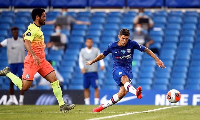 Chelsea (phải) quật ngã Man City. Ảnh: PA.