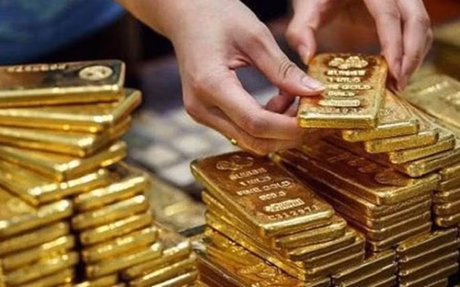 Giá vàng cuối tuần vẫn ngự ở mức cao, dự đoán nhiều biến động trong tuần tới.