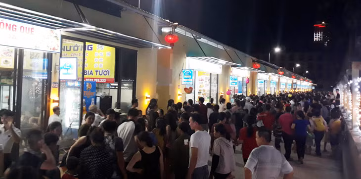 Phố ẩm thực Trần Phú, Móng Cái thu hút đông đảo nhân dân, du khách trong ngày khai trương. 16/5