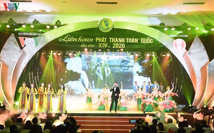 Ca khúc Hồ Chí Minh đẹp nhất tên Người do Nghệ sỹ ưu tú Đăng Dương và tốp múa Trung tâm Văn hóa nghệ thuật tỉnh Đồng Tháp thể hiện đã mở màn cho lễ Bế mạc.