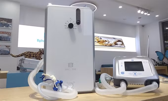 Máy thở BAC385 (trái) và máy thở dựa trên thiết kế PB 560 của Bkav.