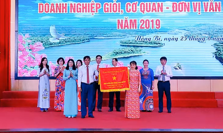 Đại diện Công ty CP cơ khí Uông Bí nhận cờ đơn vị dẫn đầu khối doanh nghiệp cổ phần tỉnh