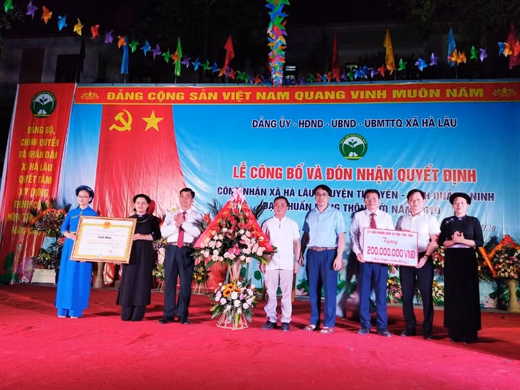 Đồng chí Hà Hải Dương – Tỉnh ủy viên – Bí thư Huyện ủy – Chủ tịch UBND huyện - Trưởng Ban xây dựng nông thôn mới huyện Tiên Yên trao quyết định công nhận xã đạt chuẩn nông thôn mới cho xã Hà Lâu – huyện Tiên Yên