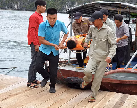 Tình huống giả định đưa người bị thương đi cấp cứu. 