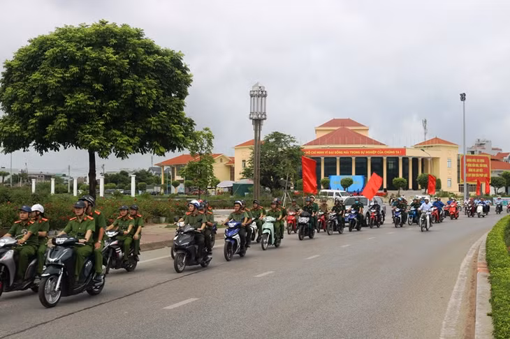 Các lực lượng diễu hành tuyên truyền về công tác phòng, chống ma túy.