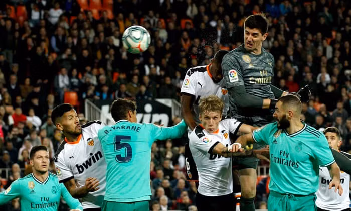 Thủ môn Thibaut Courtois bỏ khung thành, lên tấn công giúp Real Madrid "thoát chết" trước Valencia ở lượt đi. (Ảnh: Getty)