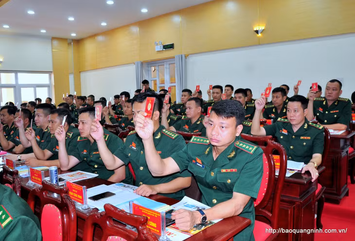 Các đại biểu biểu quyết các nội dung được thông qua tại Đại hội.