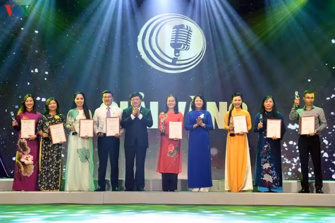 Phó Chủ tịch nước Đặng Thị Ngọc Thịnh và Tổng Giám đốc Đài Tiếng nói Việt Nam Nguyễn Thế Kỷ trao giải Vàng cho các tác giả, tác phẩm ở thể loại Chương trình Phát thanh trực tiếp. (Ảnh: VOV)