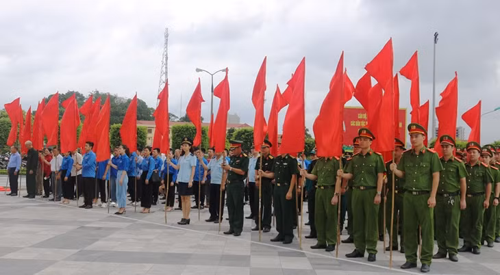 Đông đảo lực lượng tham gia lễ mít tinh