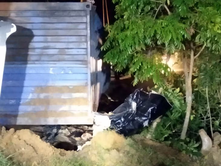 Chiếc xe khách bị xe container đè bẹp.