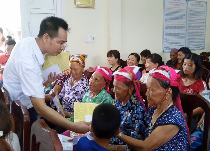 Cán bộ Trung tâm TGPL Nhà nước (Sở Tư pháp) phát tờ gấp pháp luật cho đồng bào DTTS xã Thanh Sơn (Ba Chẽ)