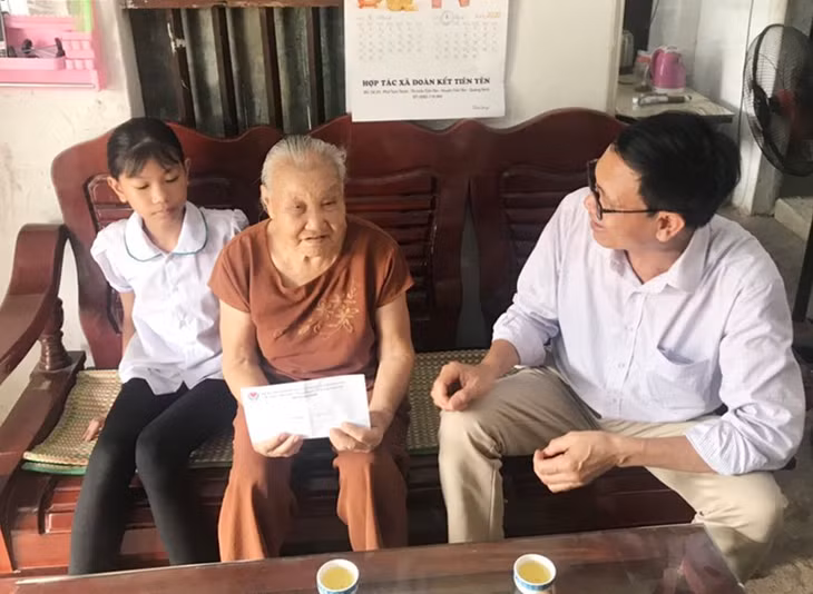 Ông Lãnh Thế Vinh, Chủ tịch Hội Bảo trợ NKT-TMC tỉnh thăm động viên cháu Phùng Châu Anh, 10 tuổi mồ côi mẹ, bố bỏ đi, hiện em đang ở với bà nội đã ngoài 80 tuổi ở thị trấn Tiên Yên (huyện Tiên Yên).