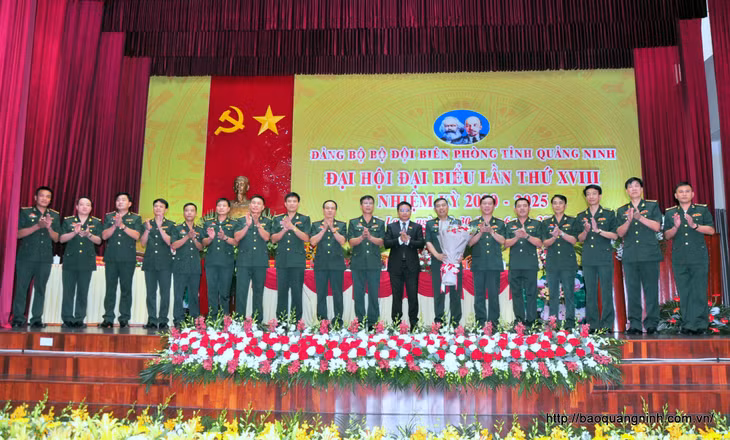 Đồng chí Nguyễn Văn Thắng, Phó Bí thư Tỉnh ủy, Chủ tịch UBND tỉnh tặng hoa chúc mừng Ban Chấp hành Ban Chấp hành Đảng bộ BĐBP tỉnh Quảng Ninh khóa XVIII