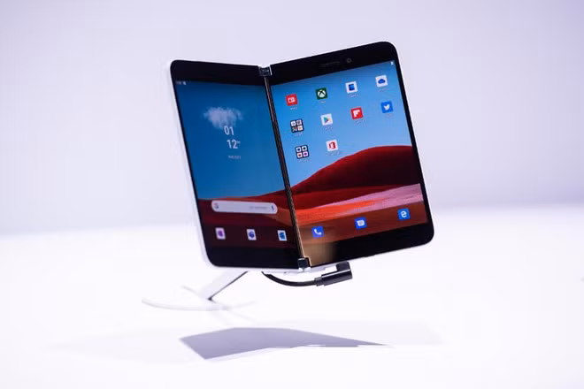 Surface Duo có thể cập nhật Android 11 ngay từ tháng 9. ẢNH: MARK KAUZLARICH