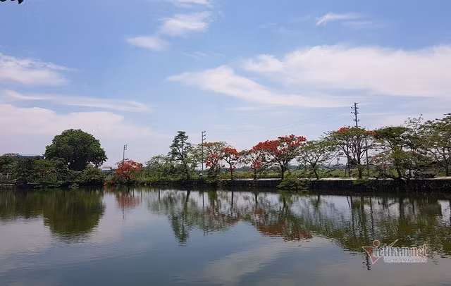 Con đường dẫn vào làng với hàng phượng vĩ chạy dài, bên cạnh là hồ nước xanh mát. Bên cạnh tập tục lạ, ngôi làng này còn được nhắc đến như chốn bình yên, đậm chất làng quê đồng bằng Bắc Bộ với cây đa, bến nước, sân đình và những mảng tường đá ong đầy hoài niệm. Những người cao tuổi trong làng cho biết, không rõ làng có gốc tích từ năm nào, chỉ biết cách đây hàng trăm năm, nơi đây đã gắn liền với câu chuyện về di tích Bãi Pháo, Bãi Giỗi - nơi Hai Bà Trưng đánh giặc.