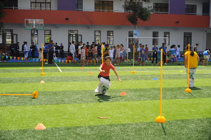 Các em học sinh tham gia chuỗi hoạt động trải nghiệm tại sân bóng của nhà trường.