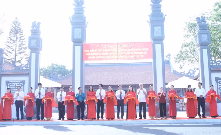 Đại biểu cắt băng khánh thành công trình tại nghi môn.
