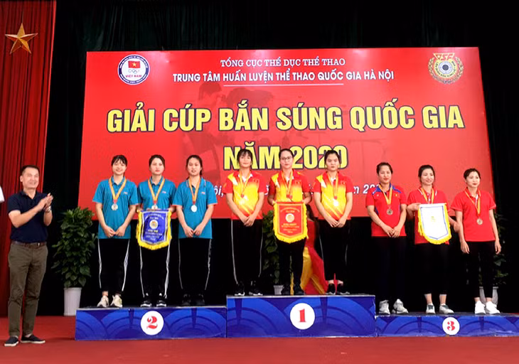Đội nữ Quảng Ninh (áo xanh) nhận HCB
