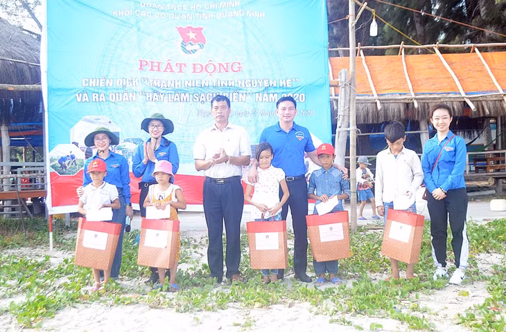 Tại buổi lễ ra quân, lãnh đạo Tỉnh đoàn, Đoàn khối các cơ quan tỉnh cùng chính quyền địa phương trao quà tặng cho học sinh nghèo có hoàn cảnh khó khăn trên địa bàn xã.