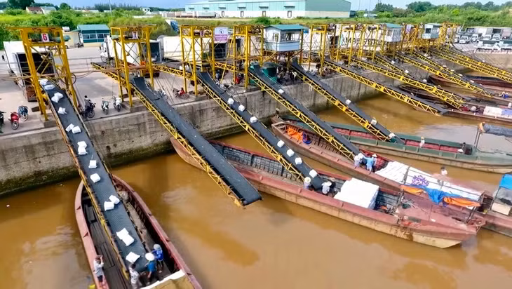 Xuất khẩu sang Trung Quốc trong ngày 25/2 qua cầu phao tạm Km3+4.