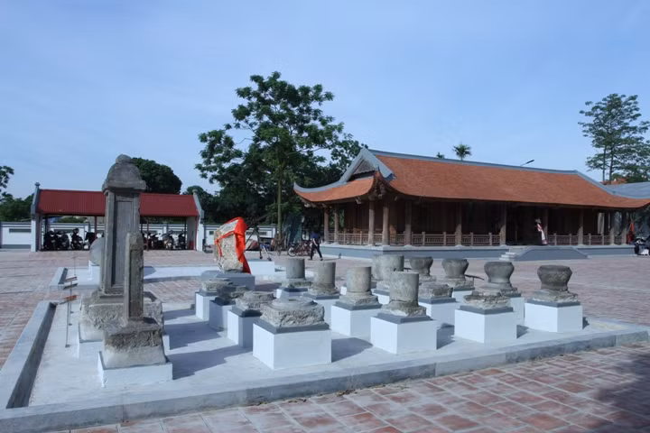 Một số hiện vật bằng đá còn lưu giữ lại được.