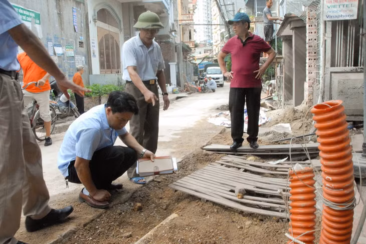 Cán bộ Ủy ban MTTQ phường Bãi Cháy và khu phố 6 giám sát thi công tuyến đường Trần Khánh Dư đoạn qua các tổ 4, 5 của khu phố. 