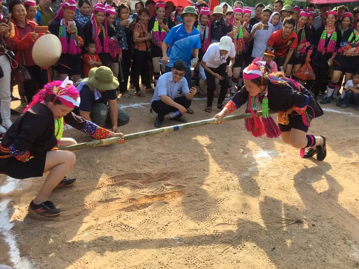 các môn thể thao dân tộc như: kéo co, bắn nỏ, đi cà kheo, đẩy gậy, biểu diễn cầu lông gà