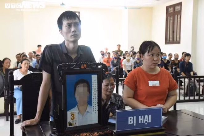 Các bị hại có mặt tại tòa gồm anh Phạm Quang Tuấn (chồng nạn nhân), chị Hải Yến (chị họ của bị cáo) và mẹ chồng.