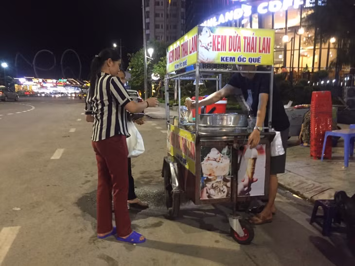 Hoạt động mùa vụ, ngoài giờ hành chính của cơ sở thức ăn đường phố đã gây không ít khó khăn trong quản lý, kiểm tra, giám sát. (Trong ảnh: Một cơ sở kinh doanh thức ăn đường phố trên đường Hạ Long, phường Bãi Cháy, TP Hạ Long).