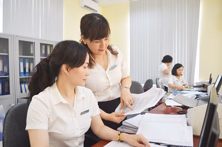 Lãnh đạo BHXH TP Uông Bí trao đổi nghiệp vụ với cán bộ của đơn vị.