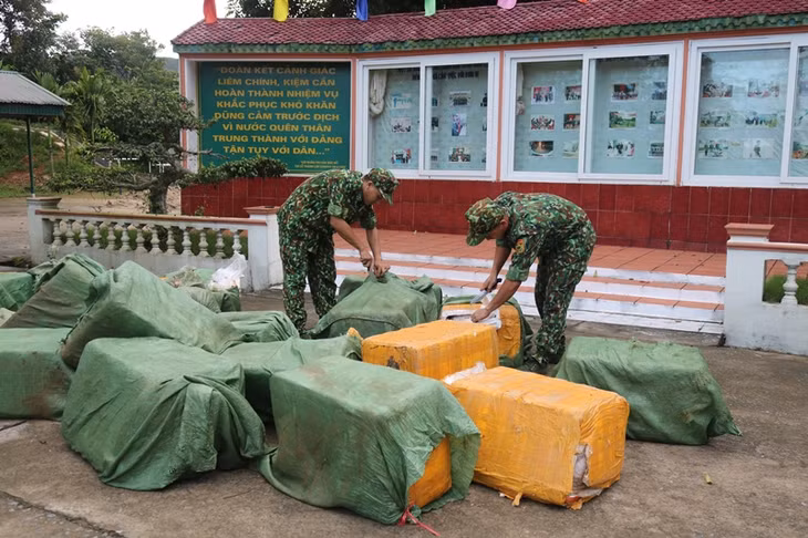 CBCS Đồn biên phòng Bắc Sơn kiểm đếm tang vật.